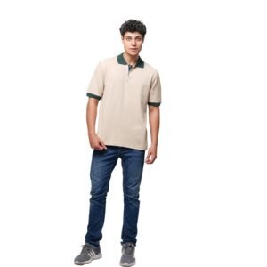 Polo de travail beige avec un col vert